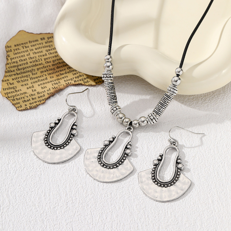 Cloud brocade cross-border jewelry Bohemian vintage fan-shaped earrings necklace suit European and American fashion hollow jewelry