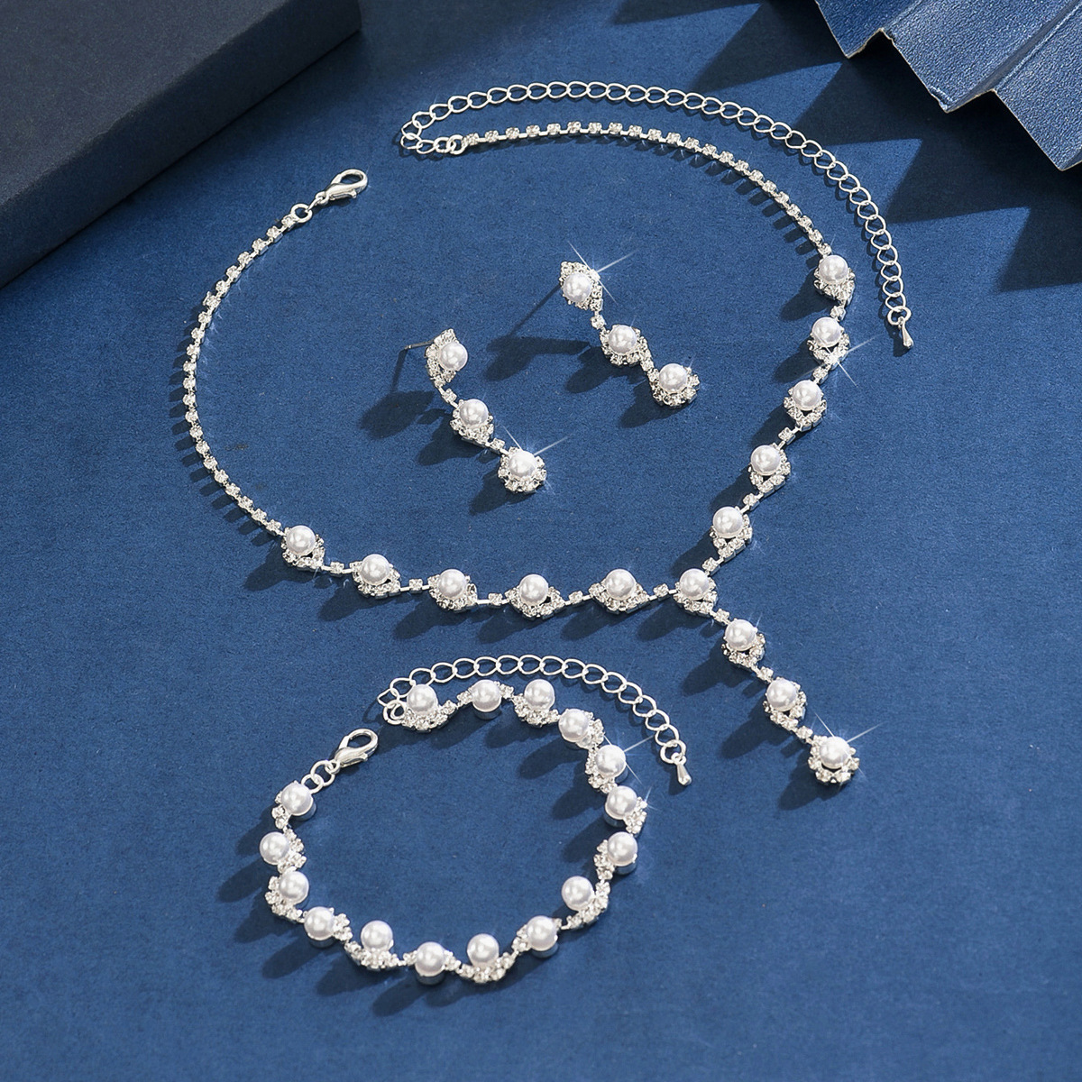 Picture of European and American Cross-Border Fashion Women's Necklace Pearl Set Rhinestone Creative Personalized Jewelry Bridal Jewelry Small Fragrance