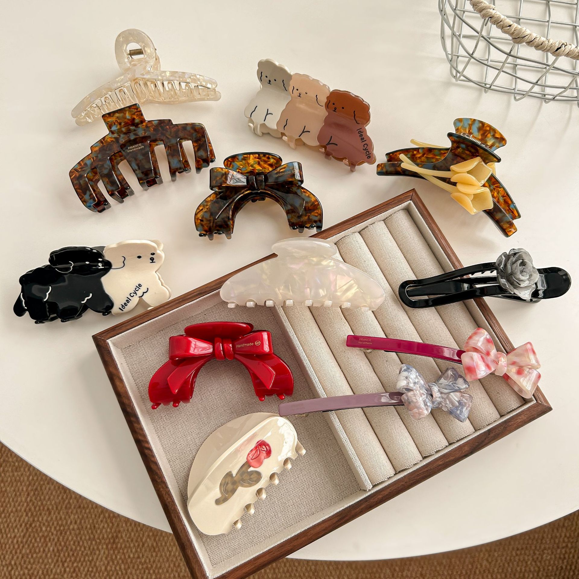 Picture of Tulip Cherry Grab Clip Premium 2024 New Maillard Grab Clip Cute Dalmatian Shark Clip Hair Accessories