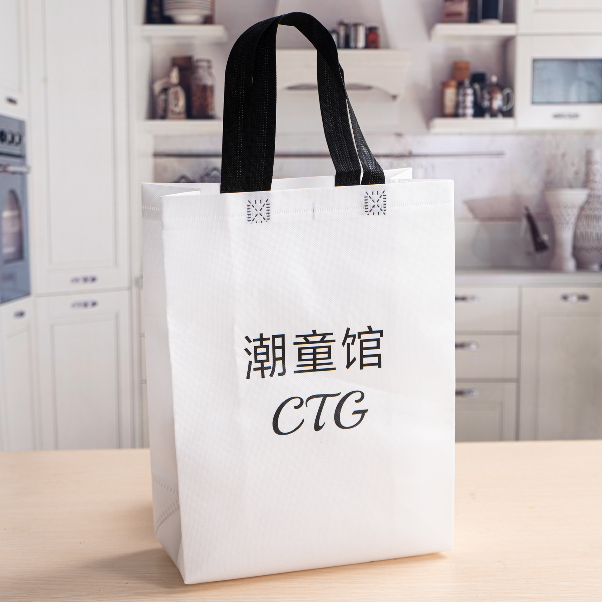 Non-Woven Fabric Garment Bag with Color Printing and Laminating, One-Piece Ultrasonic Heat-Sealed Tote Bag with Strong Load-Bearing Capacity and Storage