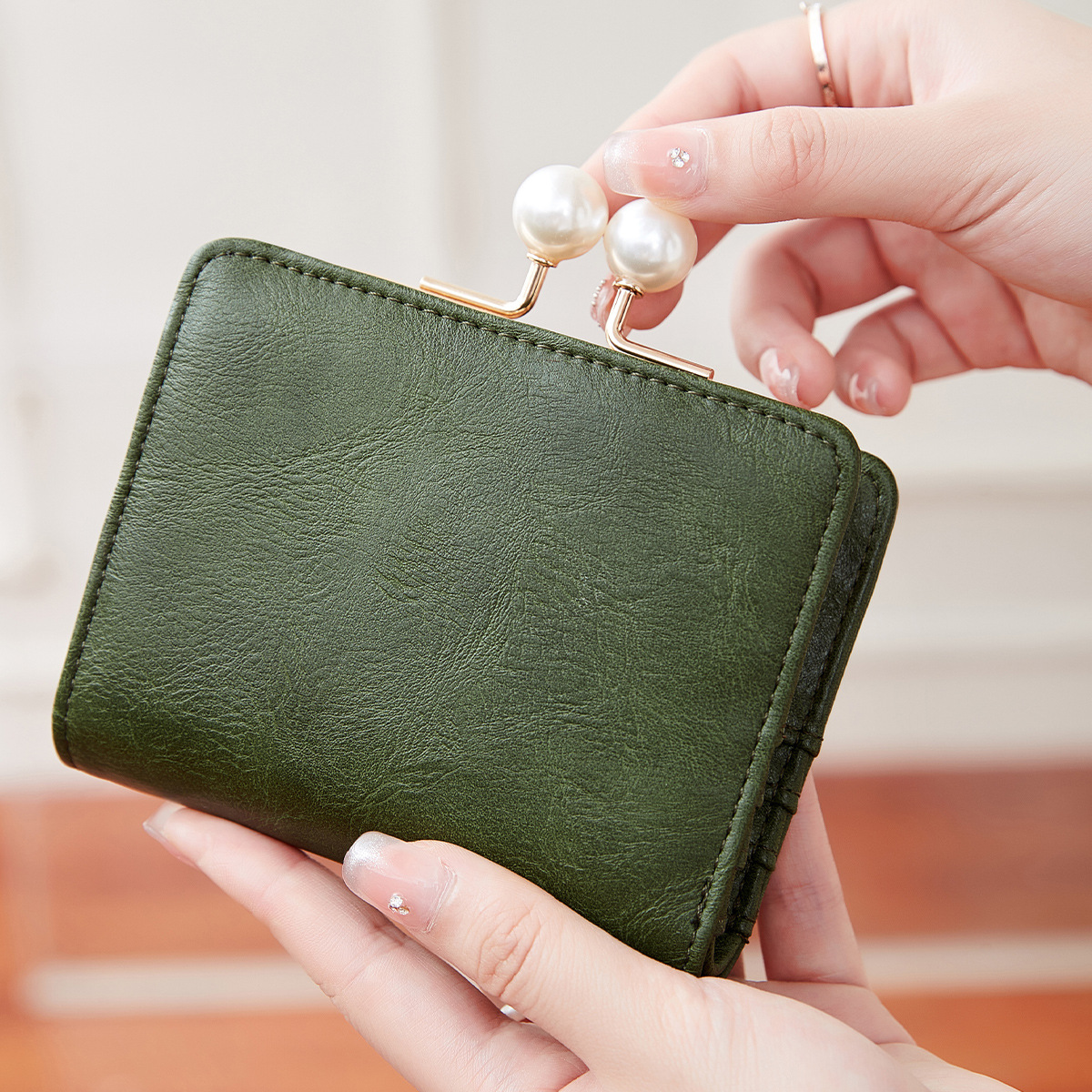 Cross-border New Retro Women's Short Wallet Fashion Simple Pearl Clip Coin Purse Multi-functional Tri-fold Clutch Bag
