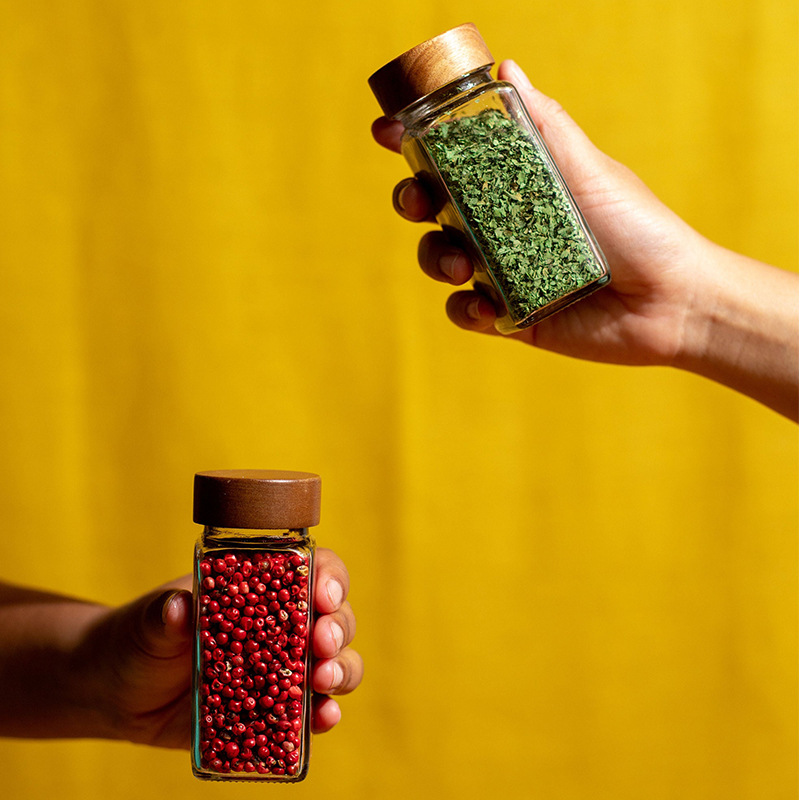 Picture of Wholesale Acacia Wood Cap Seasoning Bottle 120ml Square Lead-Free Glass Seasoning Jar Kitchen Spice Bottle 4oz Seasoning Bottle
