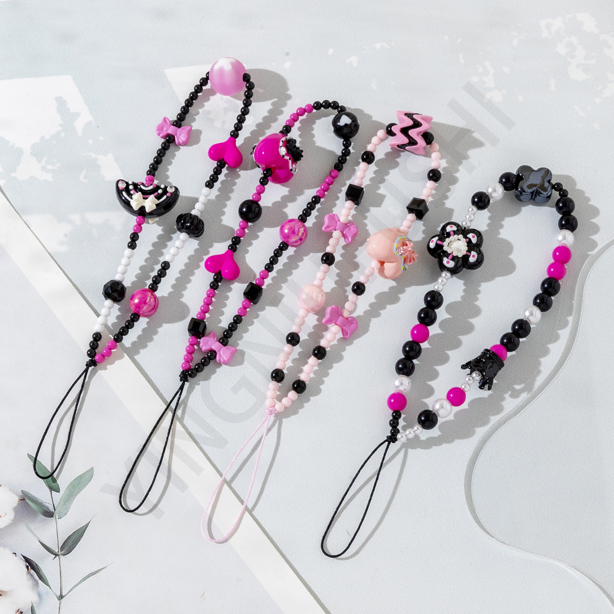 ins sweet cool hot girl style y2g niche high sense mobile phone chain versatile Universal short mobile phone chain bag ornaments