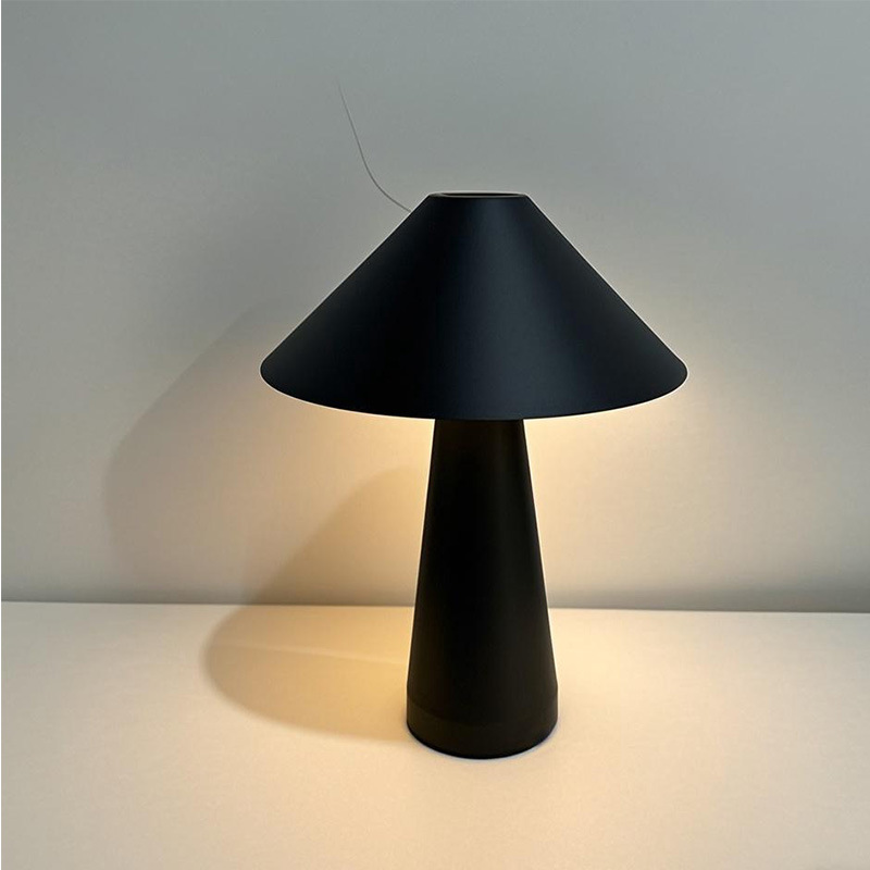 Cross-border desk lamp atmosphere lamp living room bedroom bedside study designer model room hotel homestay American retro lamp