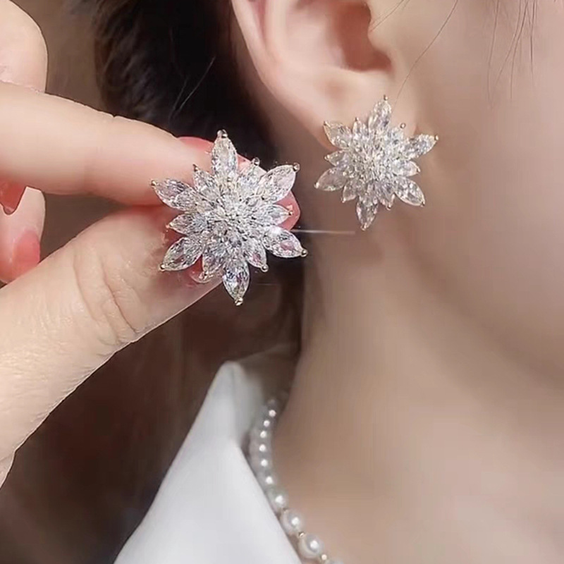 2023 New Fashion Summer Zircon Flower Stud Earrings Super Flash All-match Elegant Exaggerated Earrings Internet Celebrity Earrings