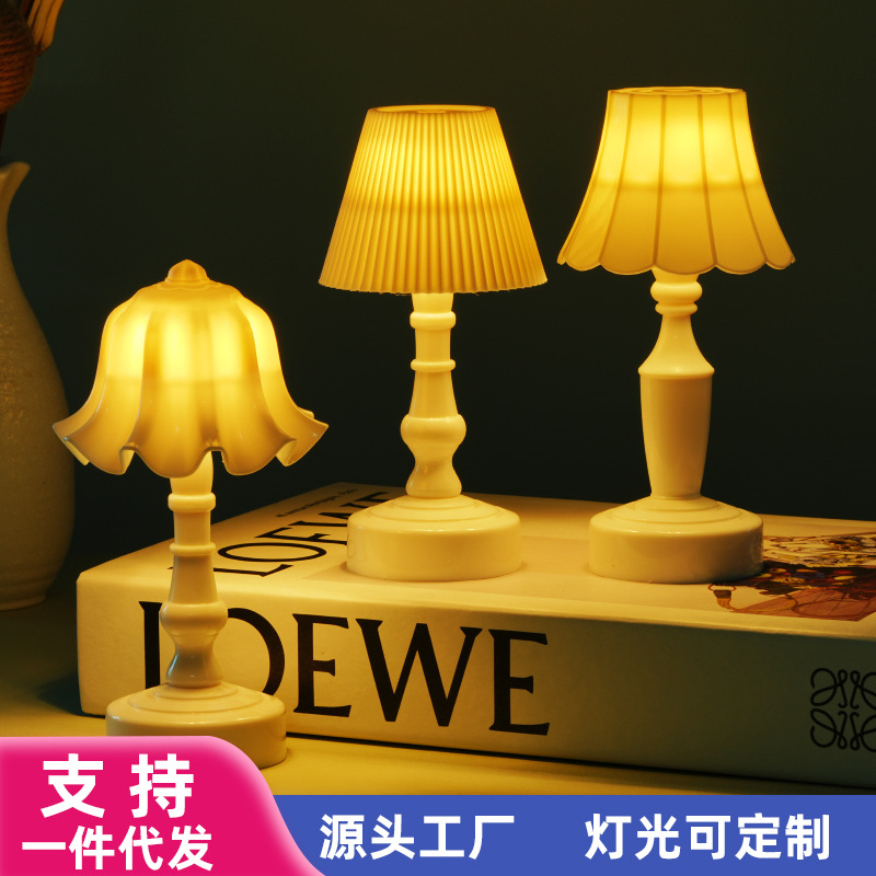 Cross-border European-style fine-grain small table lamp retro LED night light small palace lamp bedside bedroom decoration decoration atmosphere lamp