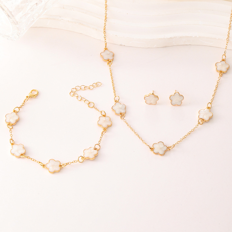 Picture of Cross-Border Hot-Selling Lucky Flower Jewelry Set for Women Xiyin Temu New Five-Leaf Clover Necklace Bracelet Earrings 3-Piece Set