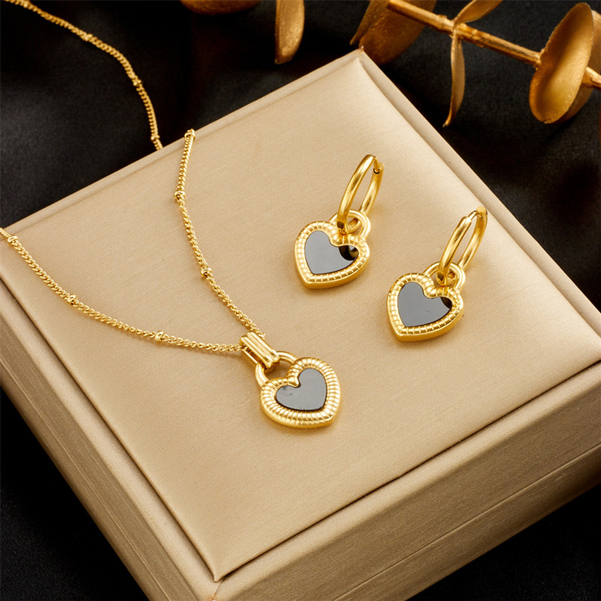 Summer double-sided black and white love plated 18K clavicle chain shell heart-shaped necklace fashion high-end jewelry women's neck chain