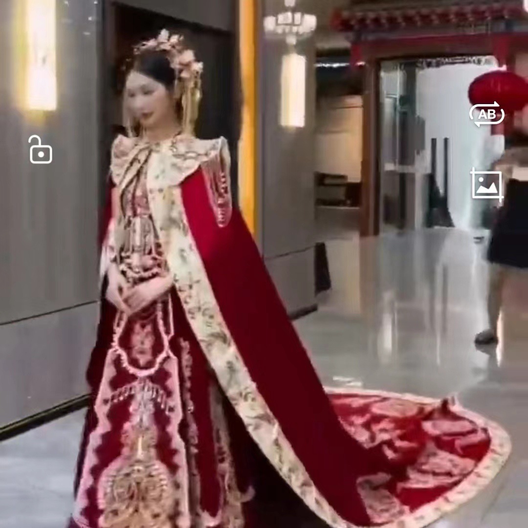 Hand in Hand Xindeqi Wedding Dress Couple's Cloak Chinese Style Wedding Rank Large Drag Satin Embroidery Embroidery Diamond Embroidery Cabinet Dress