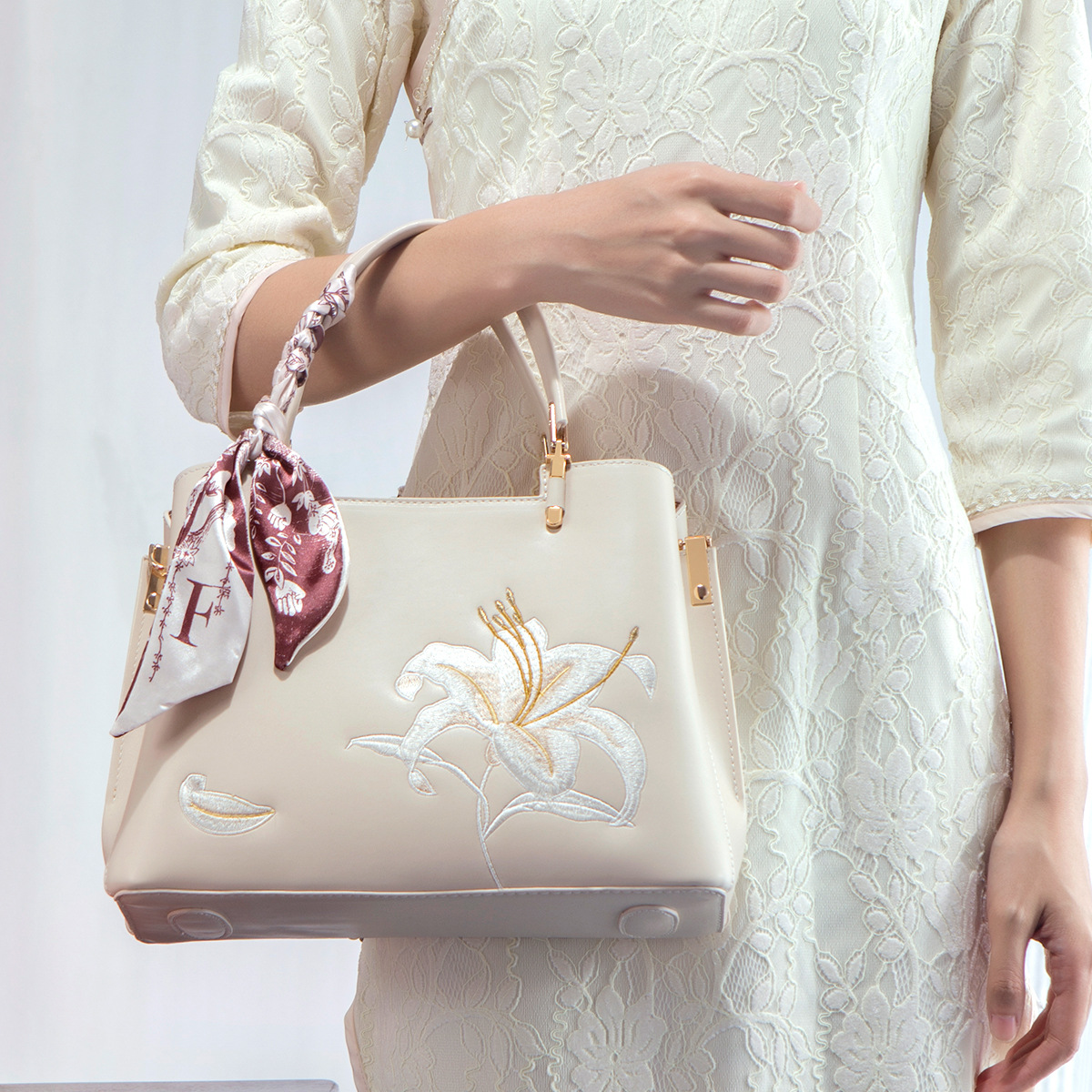 Mother's Day Gift Bag Mother's 2024 New Guofeng Embroidered Handbag for Women's High-class Middle-aged