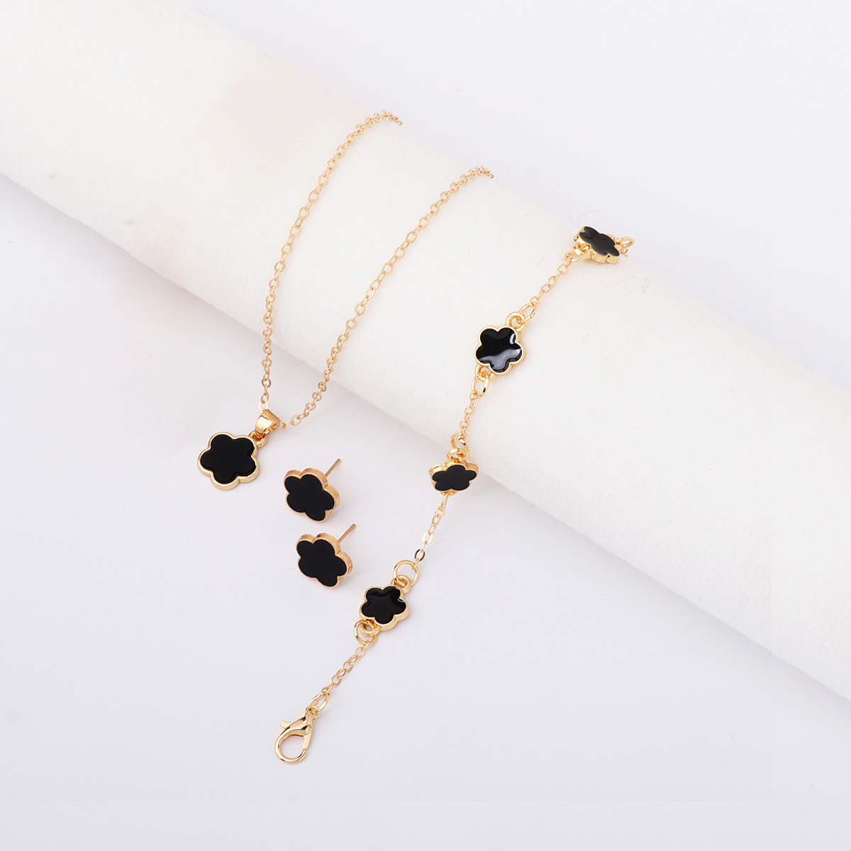 Picture of 2025 New Cross-Border Personalized Five-Leaf Clover Simple and Versatile Plum Blossom Necklace Bracelet Jewelry Set Manufacturer Wholesale