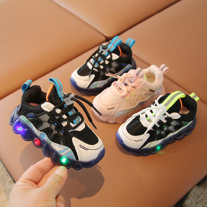 A drop shipping children's shoes spring 2025 children 1-6 years old Korean version of net shoes sneakers with LED light shoes are popular