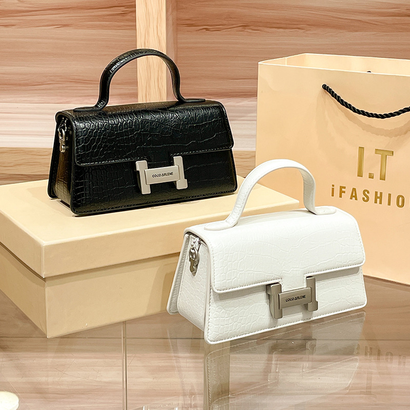 COCOARLENEN2024 New High-end Leather Chain Portable Small Square Bag Women's Bag Shoulder Crossbody Bag