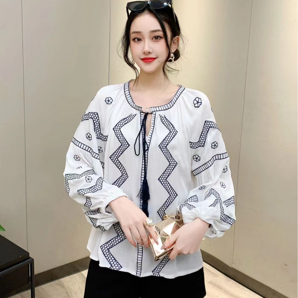2024 heavy-duty embroidered round neck shirt Women's Spring and Autumn lantern sleeve design sense niche loose slimming doll shirt