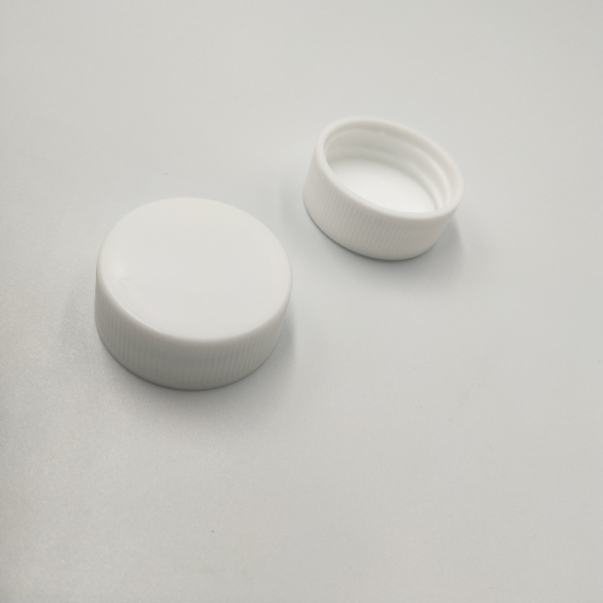Picture of Cross-Border Manufacturer Supplies 28/400 White Lace Plastic Cover Pp Screw Cap Sealing Cap Pouring Thread Screw Cap