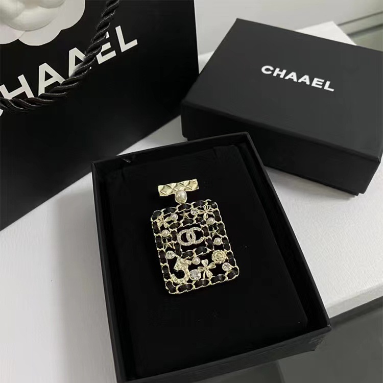 Picture of 2023 Autumn and Winter New High Quality Fragrance c Letter Brooch Retro Antique Chest All-match Simple High-end