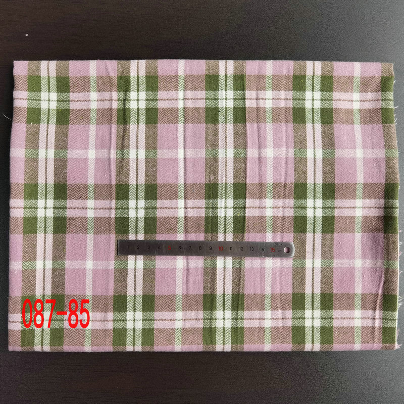 Picture of in stock brushed plaid fabric spring and summer women's shirt cloth 21 polyester cotton woven flannel plaid lining