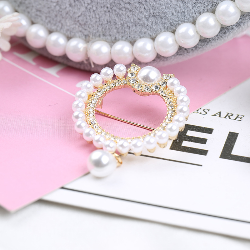Picture of Artistic Simple Pearl Round Hollow Chest Pin Princess Style Women's Brooch