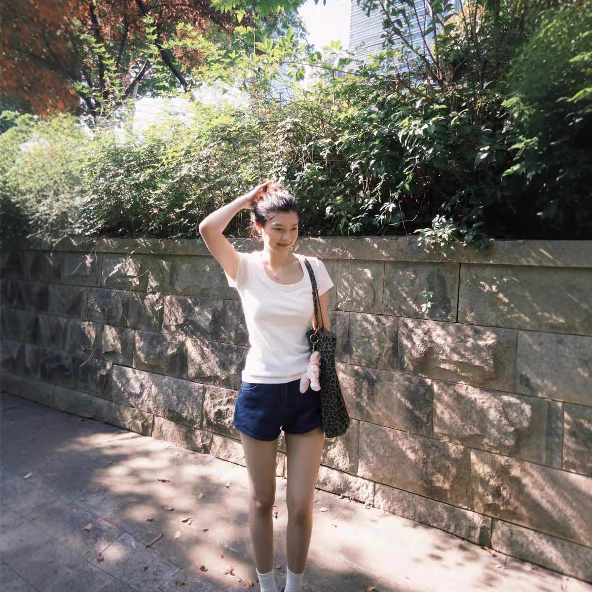 Korean fashion U-neck short-sleeve T-shirt for women, new summer slimming slimming commuter versatile shoulder base shirt trendy top