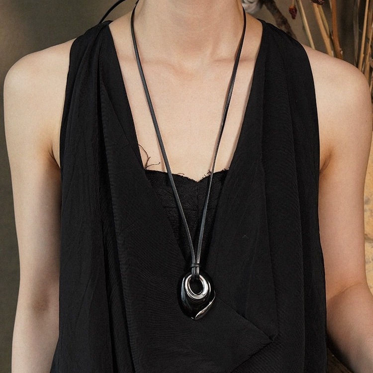 Heavy-duty Knot Obsidian Pendant Necklace Niche Light Luxury Advanced Adjustable Leather Rope Fashionable Long Woolen Chain