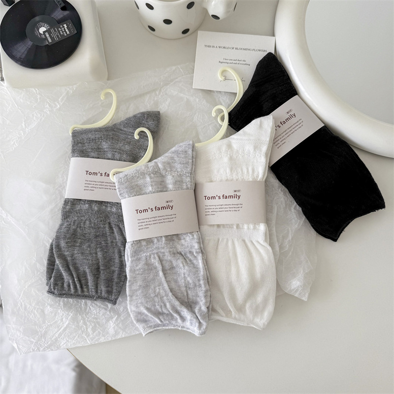 Niche White Socks, Thin Style, Japanese Simple and Versatile, Autumn and Winter Loose Socks for Girls, Comfortable and Soft Mid-Calf Socks