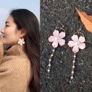 2023 Korean Style Early Spring New Elegant Petal Earrings Artistic Ladies Pearl Earrings Tassel Long Circle Earrings