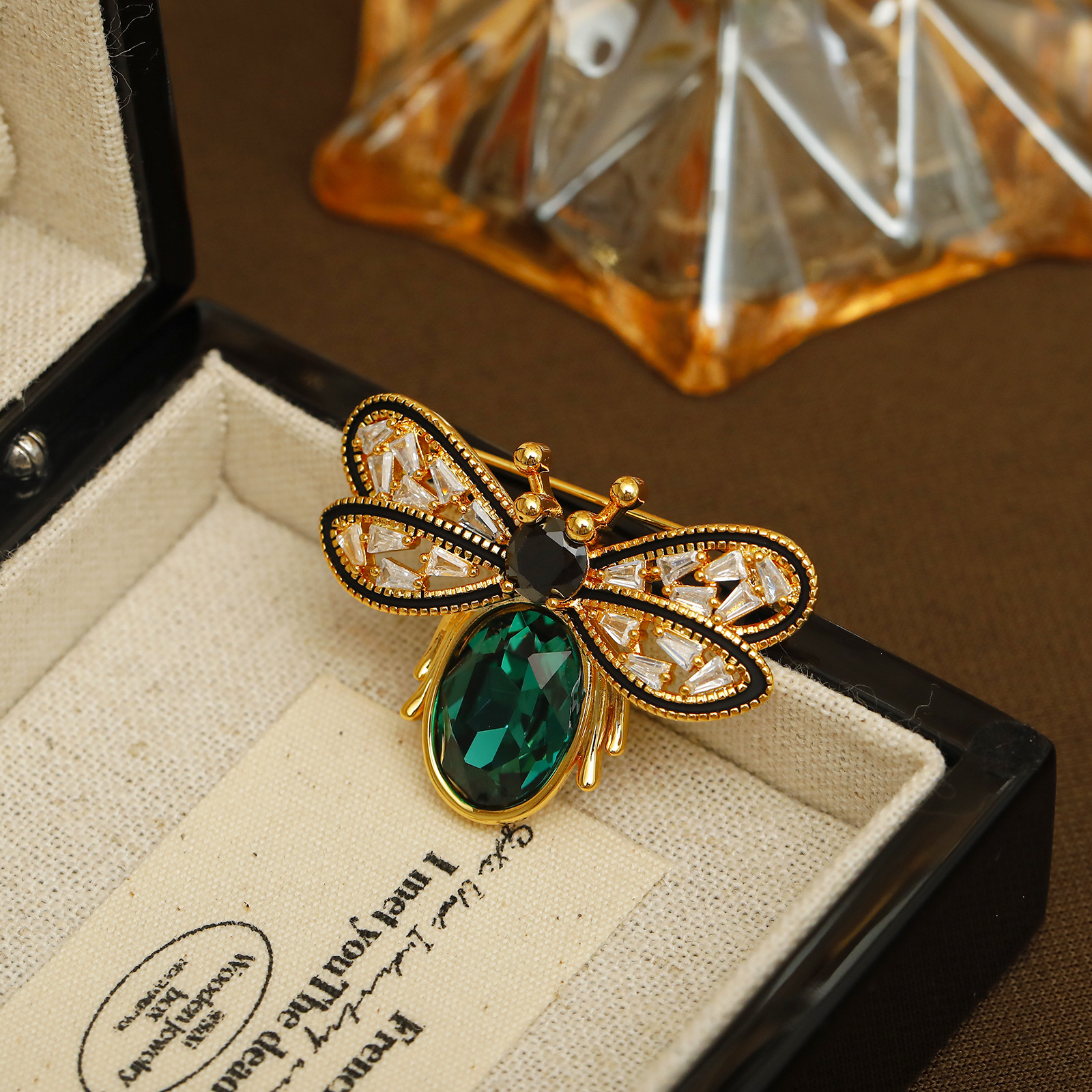Picture of Emerald Bee Brooch High-end Wedding Accessories Niche Fashion Retro Pin Anti-light Women's Copper Gold Plated