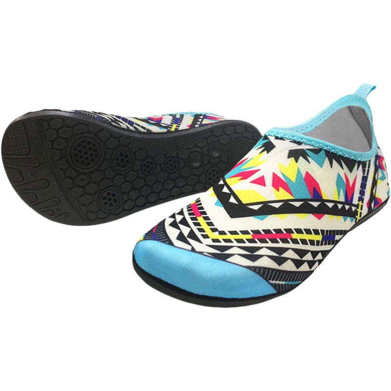 Picture of Snorkeling Quick-drying Swimming Skin-sticking Shoes for Boys and Girls Anti-slip Anti-cutting Wading Shoes Diving Outdoor Beach Socks Shoes