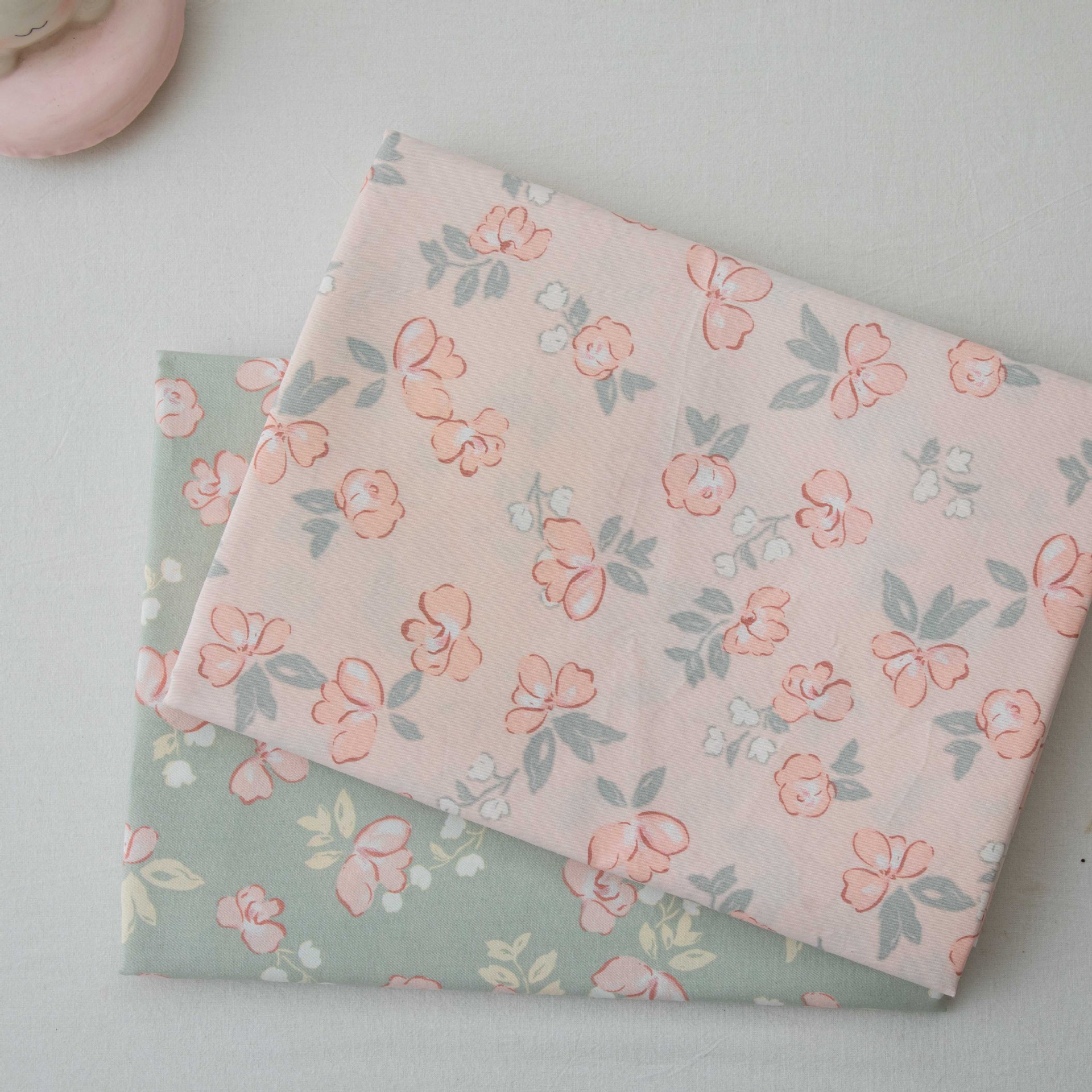 Wholesale supply of 133*72 twill printed fabric, small floral 40s cotton cloth, 1.6 meters wide