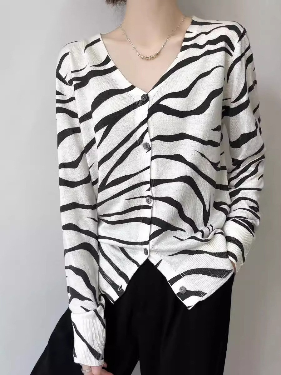 2024 Spring and Autumn New V-neck Knitted Cardigan Retro Zebra Black and White Contrast Sweater Lazy All-match Top