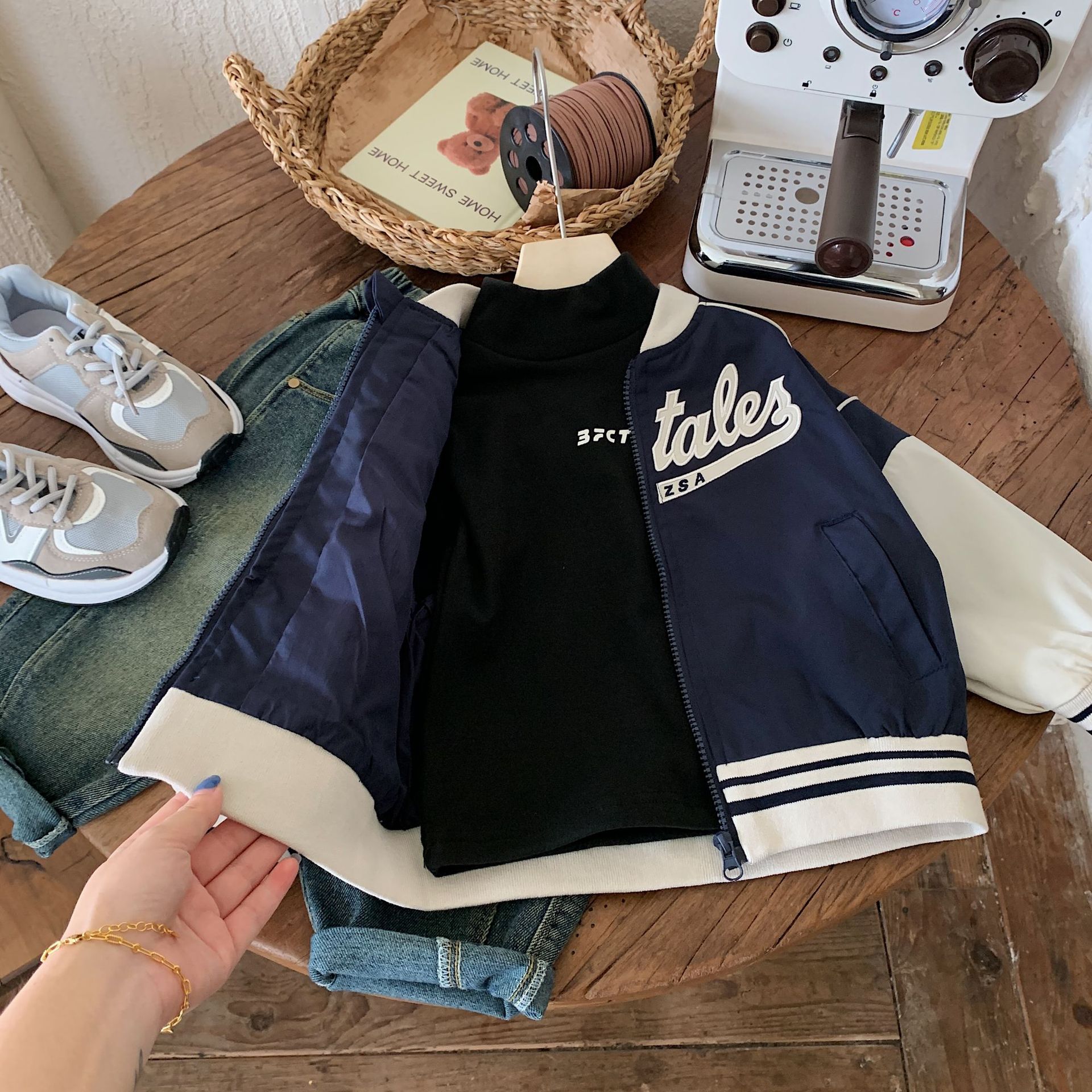 Picture of Children's Autumn Coat 2025 New Children's Wear Boys Korean Baseball Dress Color-block Top Baby Casual Jacket Trendy