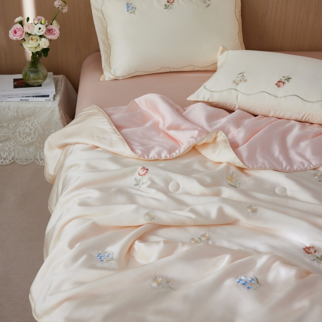 Class a Floral Embroidered Tencel Summer Quilt Four-Piece Set, Lightweight and Breathable, Suitable for Young Girls, for Sleeping Naked, Air-Conditioned Summer Cooling Quilt