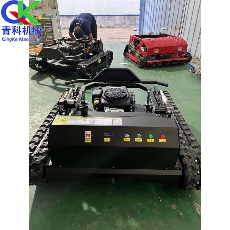 Small crawler weed cutter Terrain crawler weed cutter Small grass mower for garden reclamation