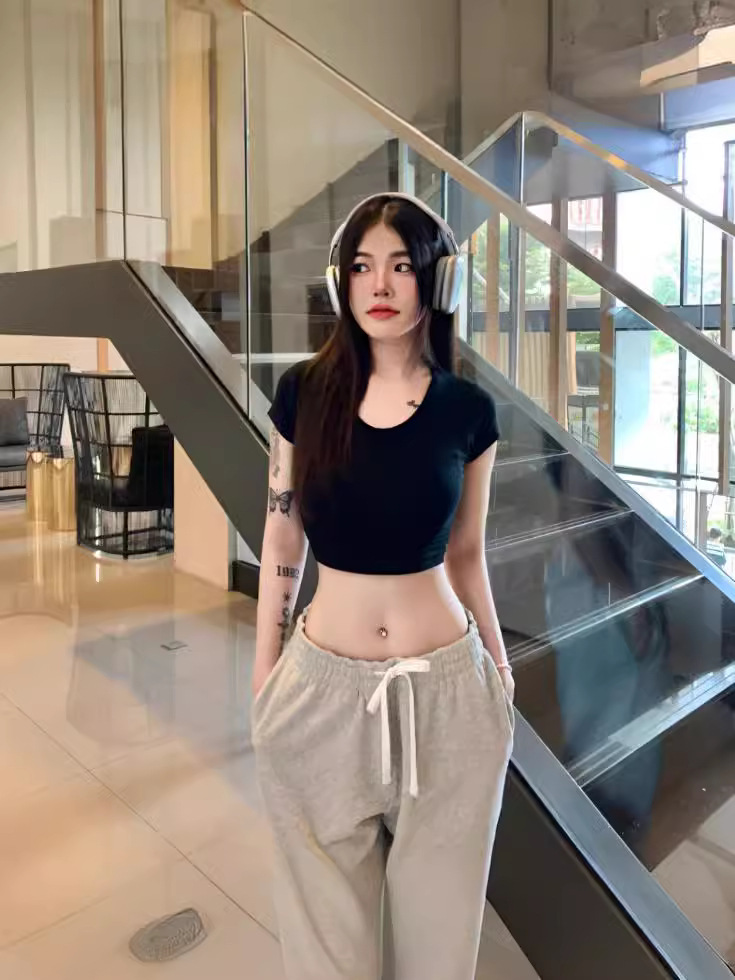 Picture of Ins Spice Girls Sexy Navel Short Solid Color T-Shirt Women's New Slim-fit Slimming Pure U-collar Base Top Women's T-tide