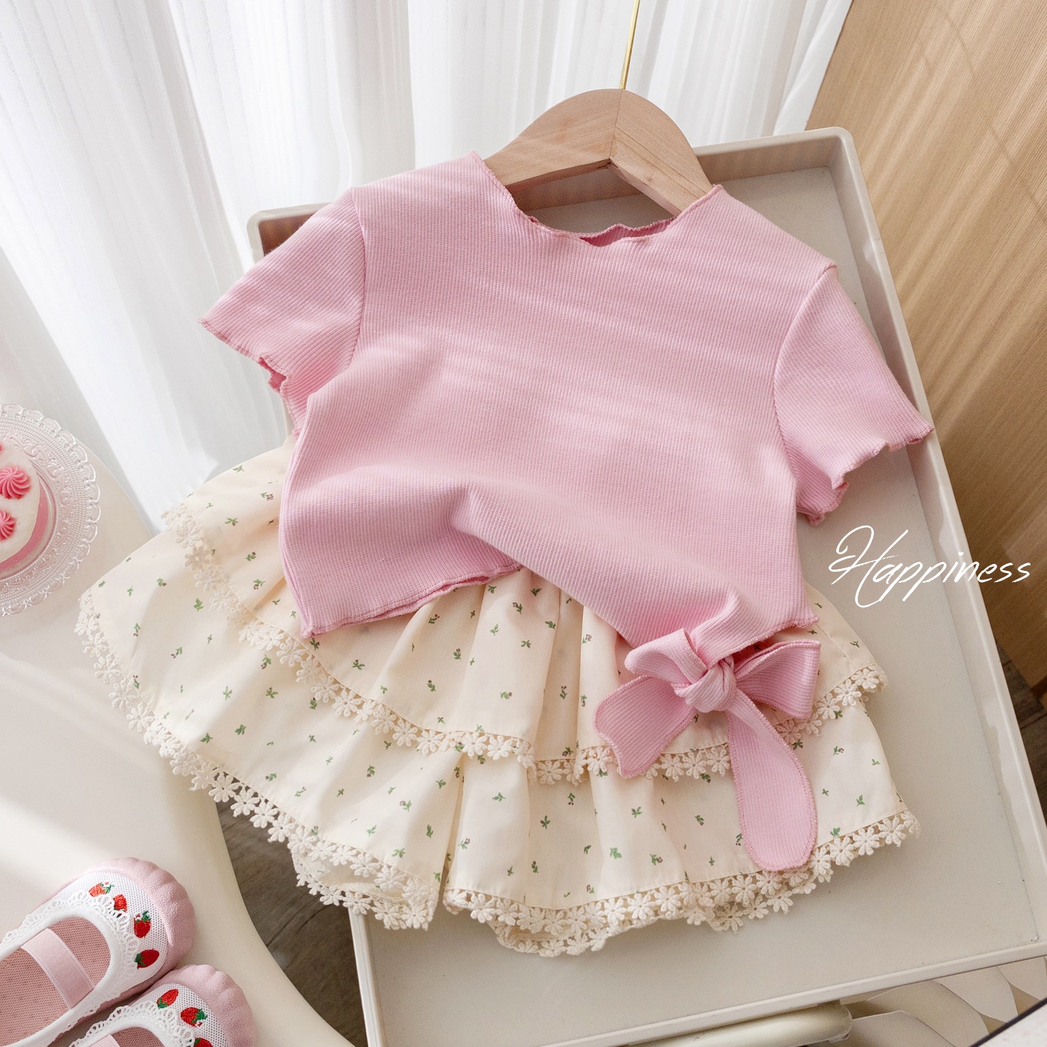 Picture of Girls' Summer suit Korean-style Fungus Lace Bow Short-sleeved T-shirt Western-style Lace Floral Pant Skirt Two-piece Set