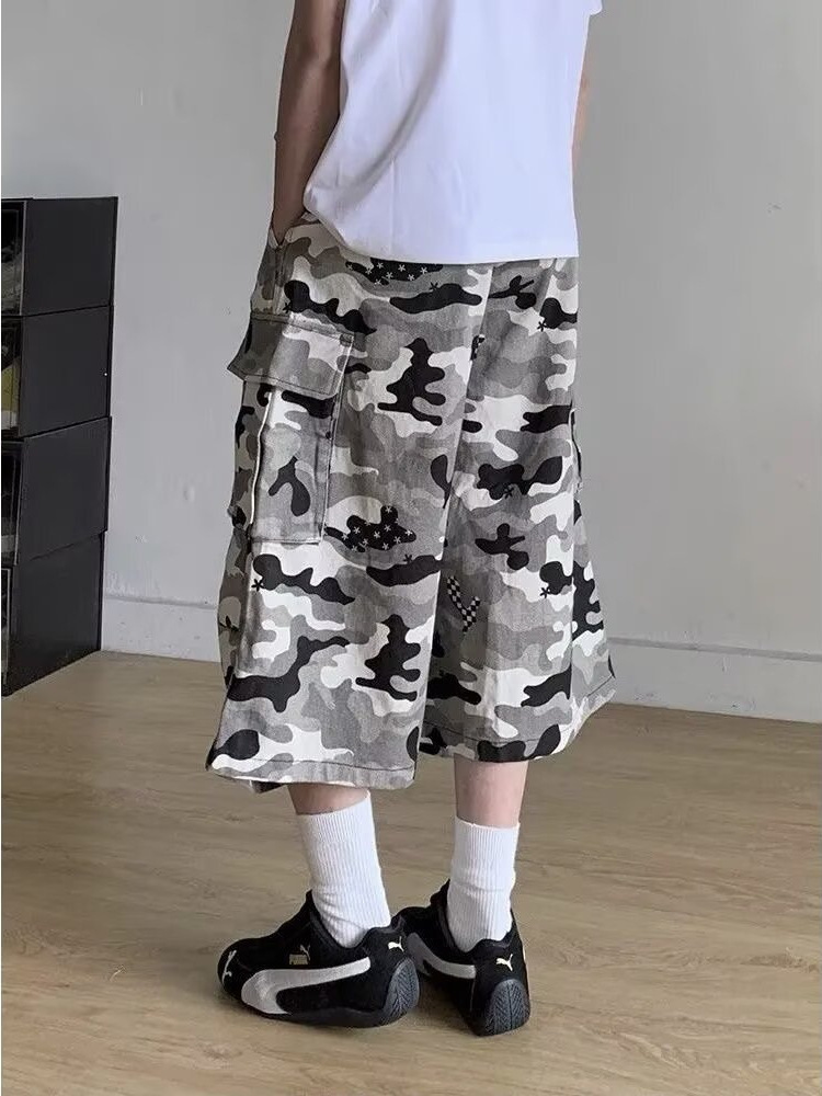 Picture of American Retro Camouflage Denim Cropped Pants for Women 2025 Summer Street Hip-Hop Silhouette Multi-Pocket Loose Cargo Shorts