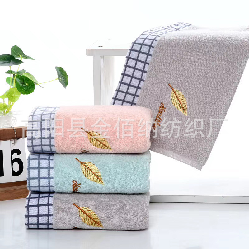 Hebei Manufacturer Wholesale Cotton Upper and Lower Limit Active Printing and Dyeing New Gold Leaf Bath Towel Tube Top Beach Towel