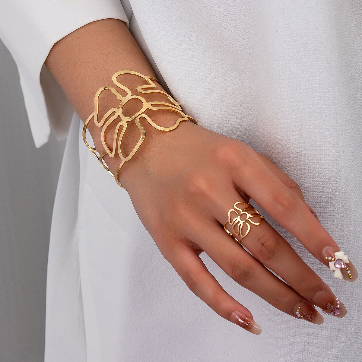 Fashion Personality Middle East Metal Hollow Line Big Flower Women Opening Bracelet Ring suit