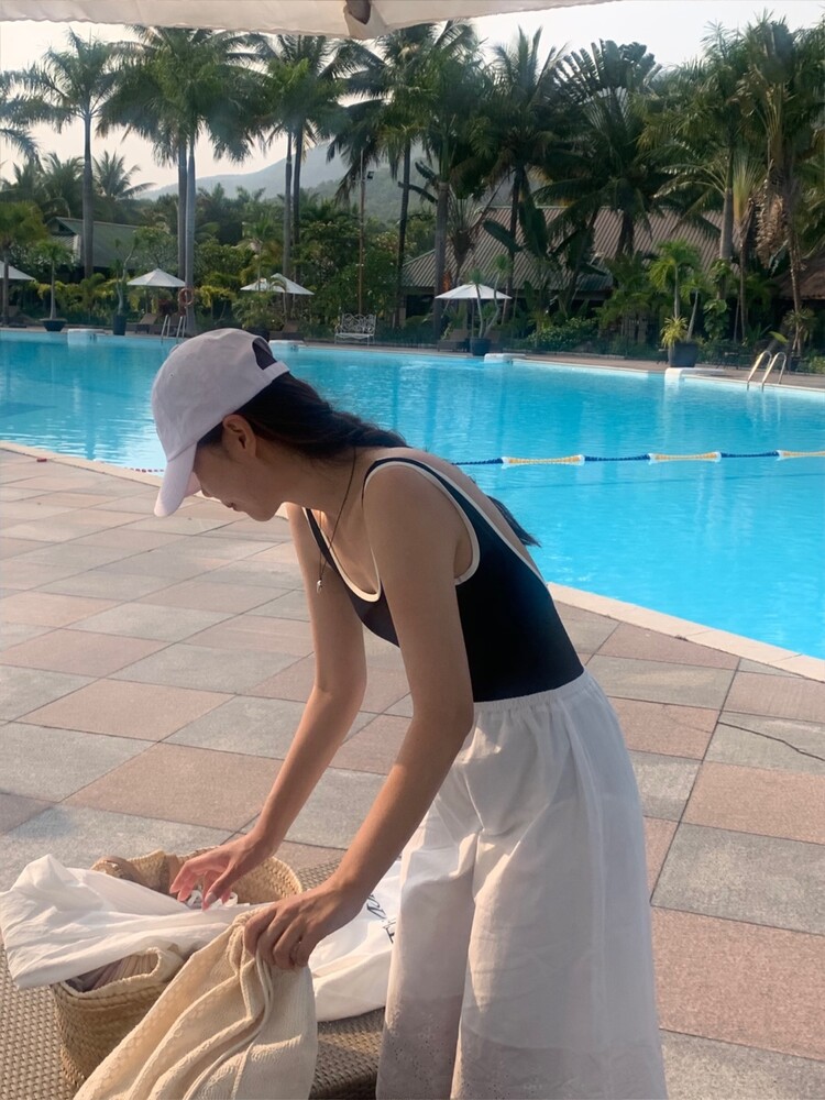 SOURCE Factory summer new simple solid color Sexy Slim slimming backless student one-piece hot spring swimsuit for women