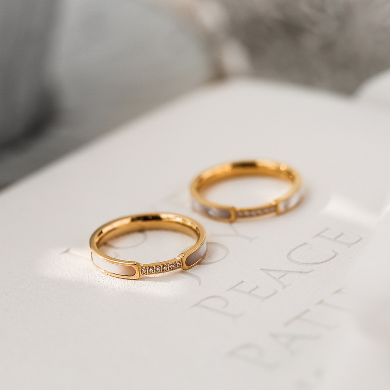 Yiwei's New Diamond-Encrusted White Mother-Of-Pearl Titanium Steel Ring for Women, Fashionable Light Luxury Temperament, Diamond-Encrusted White Mother-Of-Pearl Ring, Hand Jewelry Wholesale