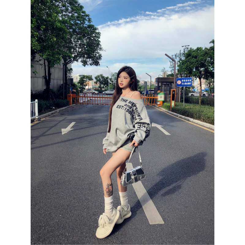 Picture of Huamian Composite American Style 2025 Spring and Autumn New Asymmetrical Shoulder Sweatshirt for Women, Fashionable Loose Lazy Style Casual Top Trend