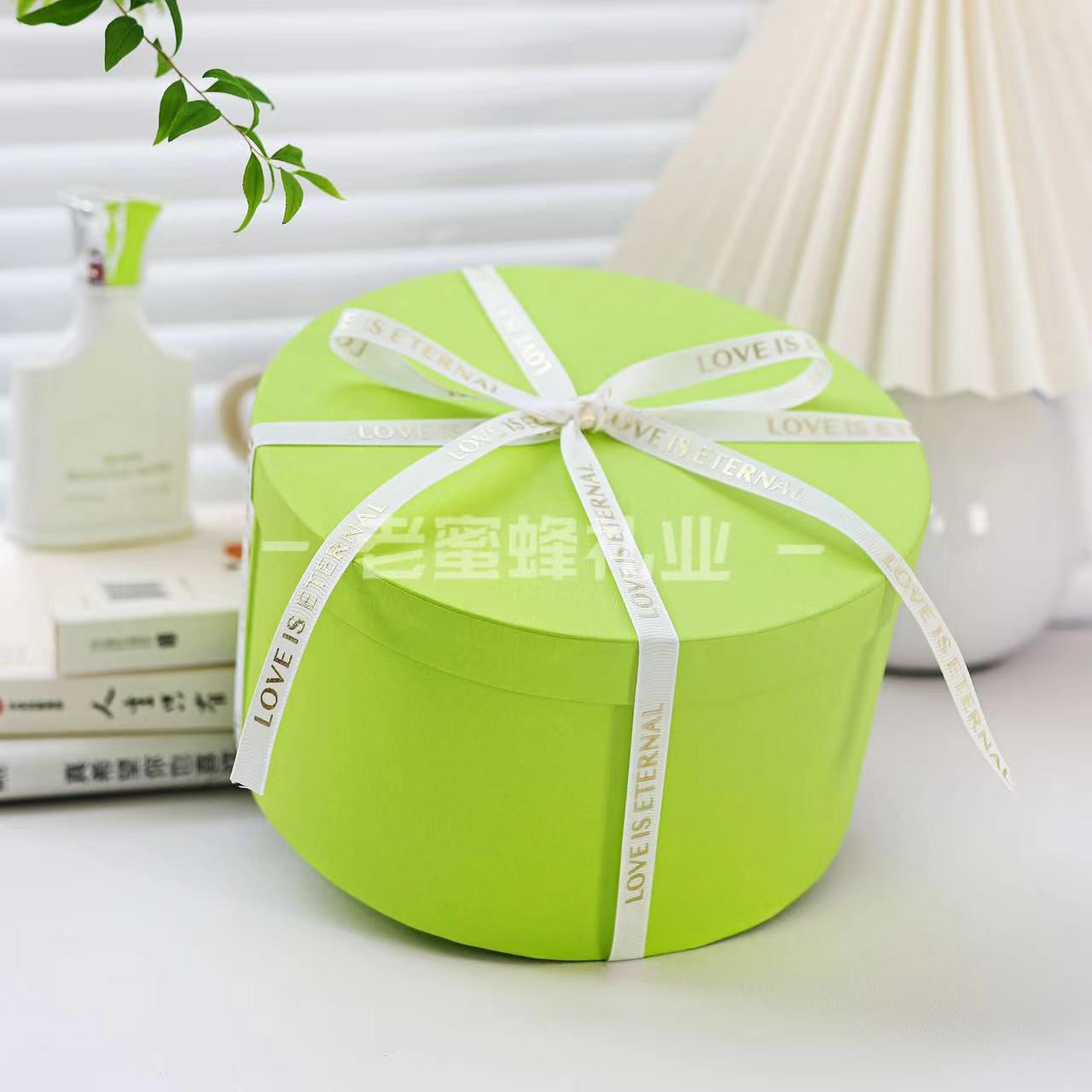 Green Round Hand Gift Box Thickened Cowhide Cover Paper Box Gift Box Packaging Baking Packaging Wholesale