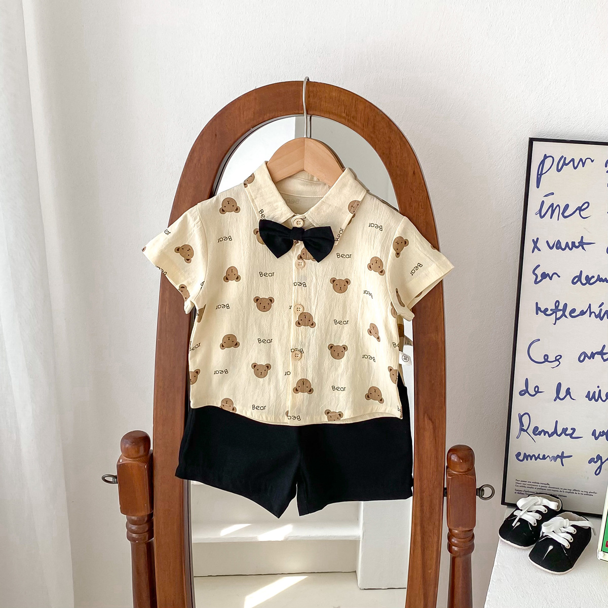 Picture of Ins Boys 2025 Summer Style Handsome Gentleman Bow Tie Short-Sleeved Printed Bear Shirt Shorts Two-Piece Suit