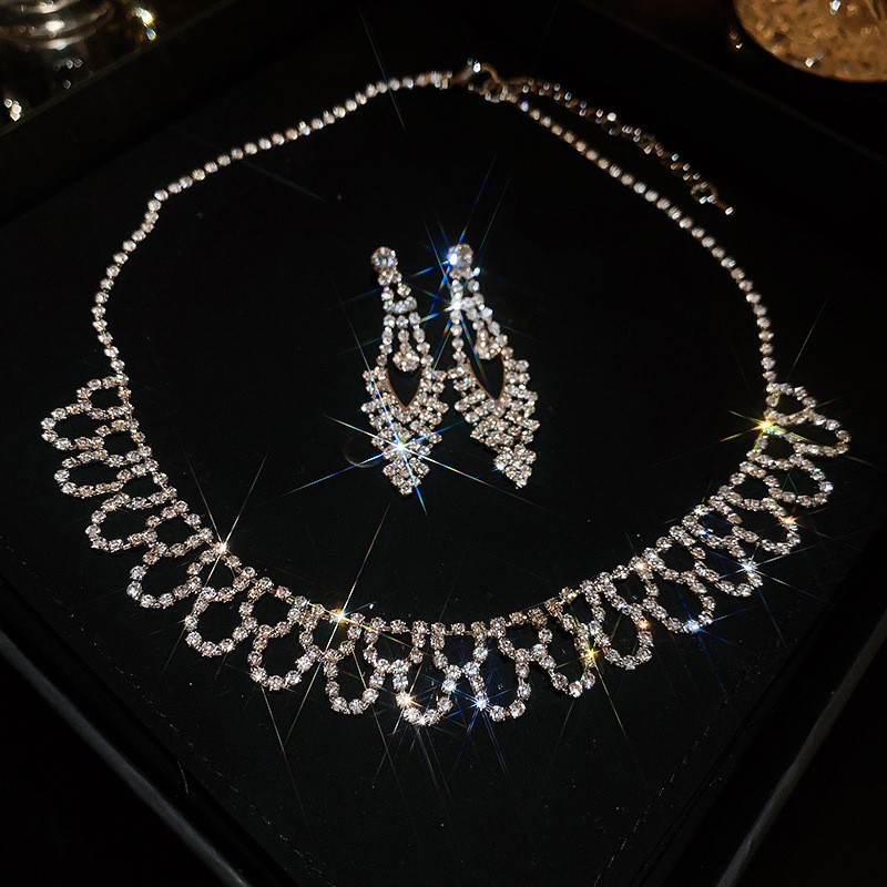 Picture of European and American light luxury high-end zircon jewelry suit necklace niche retro clavicle chain fashion Joker jewelry wholesale