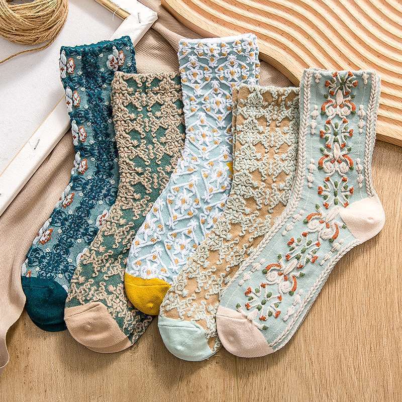 Court style three-dimensional relief mid-calf length socks women's Japanese retro floral casual socks autumn and winter versatile internet celebrity women's socks
