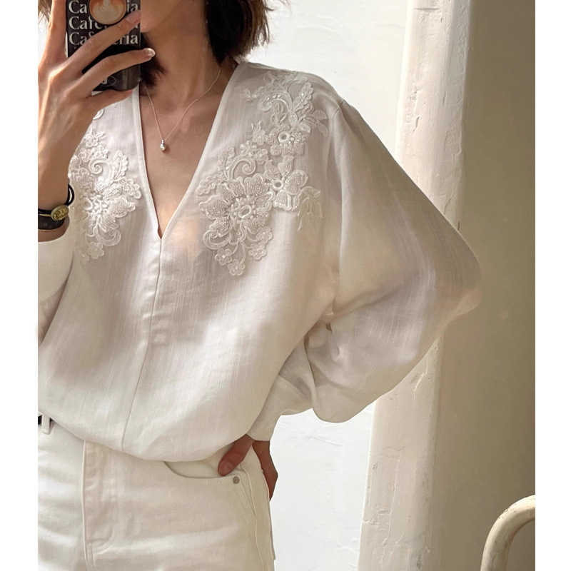 Liang Yixuan 2024 Summer High-end National Style New Chinese Style V-neck Bead Crochet Exquisite White Shirt Top Women's Fashion