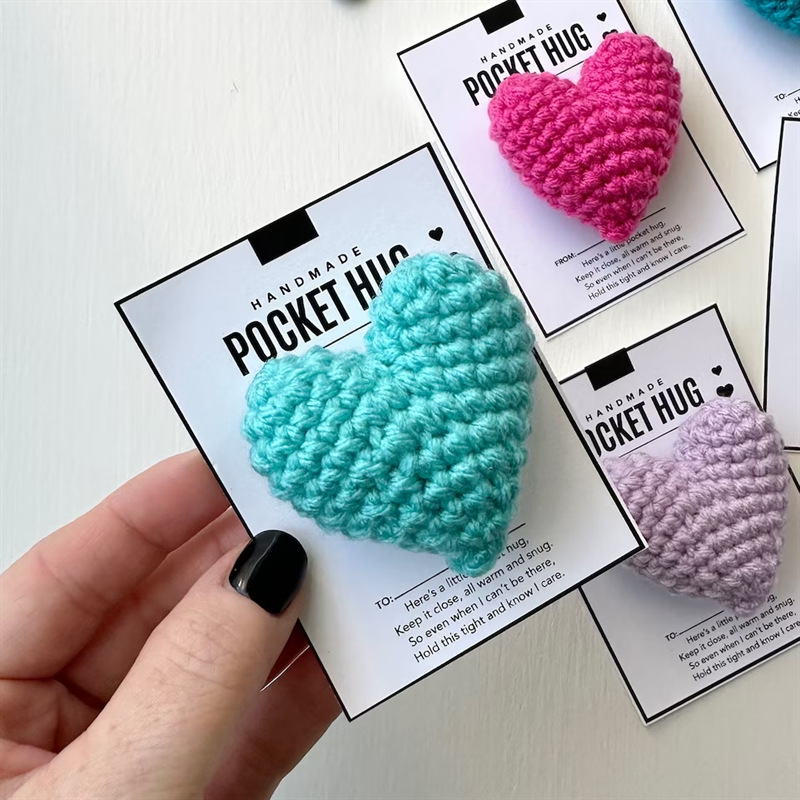 Crocheted Heart Pocket Hug Crocheted Heart-shaped Pocket love Heart Christmas Valentine's Day gift