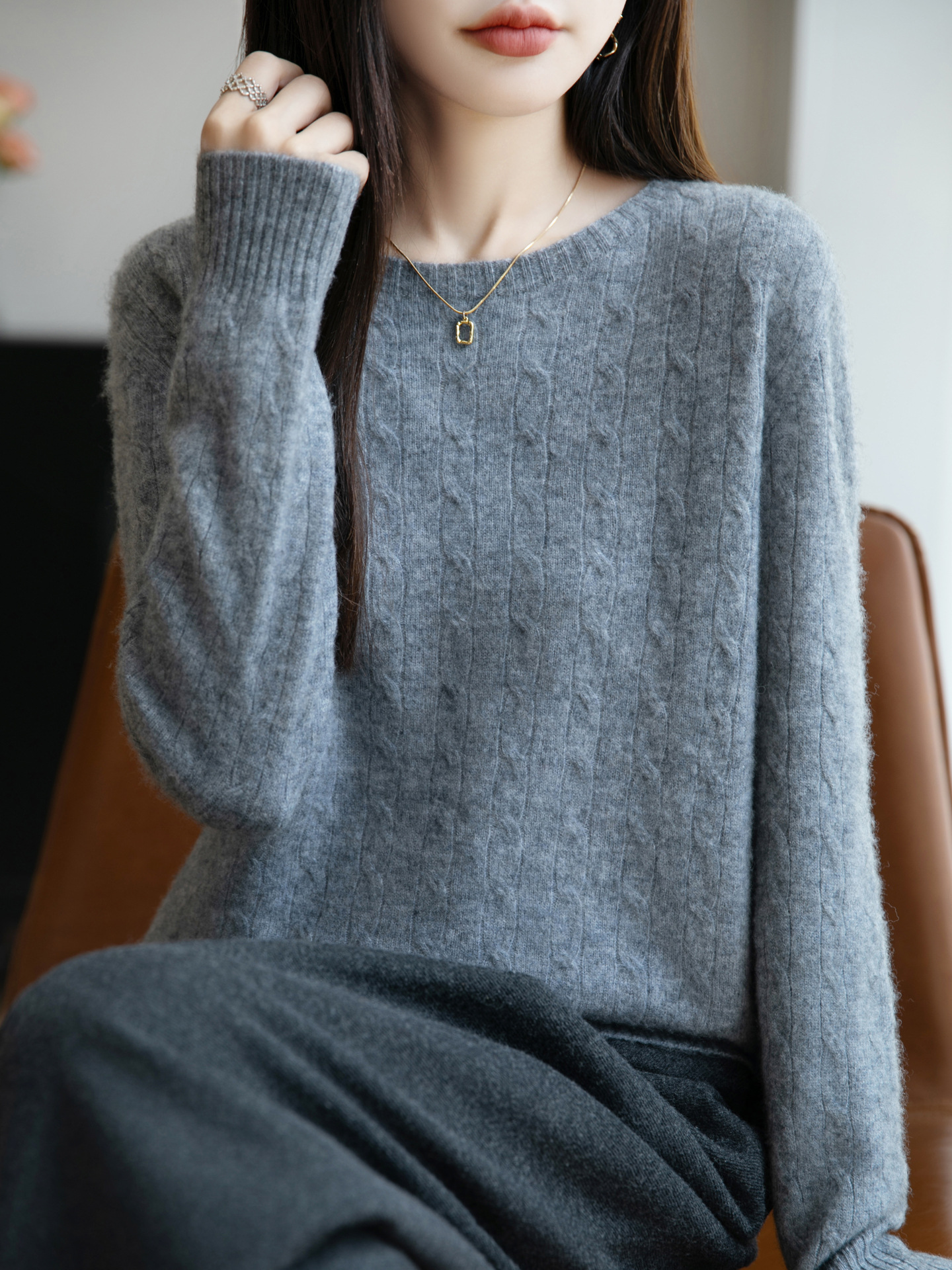 The new women's sweater is a loose crewneck, long-sleeved sweater, and a casual knitwear with a twist base top