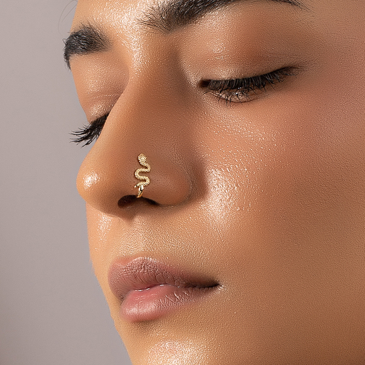 Foreign trade cross-border Europe and the United States light luxury style S-shaped nose ring clip simple winding small snake wear nostril nail female manufacturers wholesale
