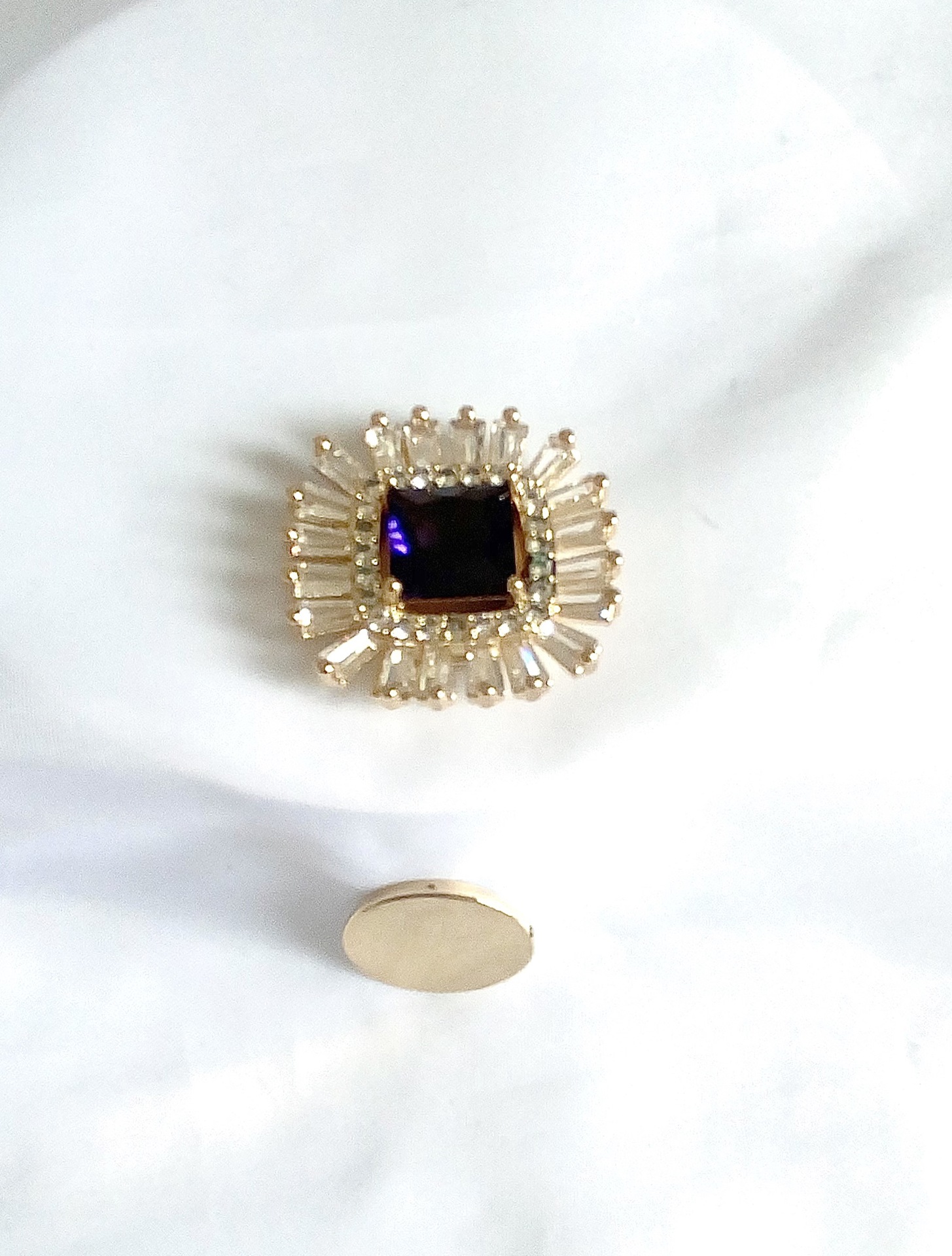 Picture of New Petal Geometric Gradient Zircon Anti-Light Brooch Diamond-Set Shiny All-Match Fashionable Luxury Accessories Women